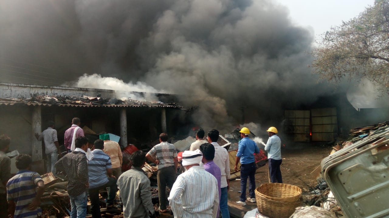 भंगार दुकानाला भीषण आग