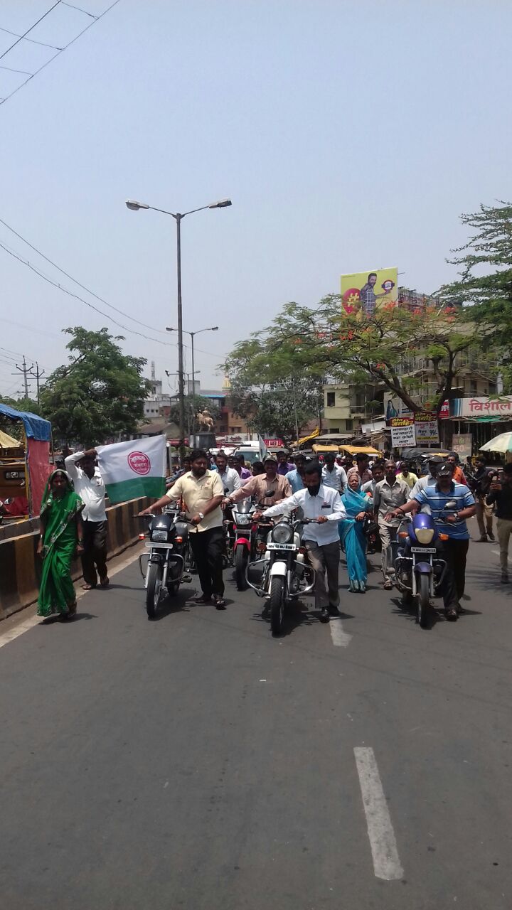 इंधन दरवाढी विरोधात स्वाभिमानीचा गाड़ी ढकला मोर्च्या