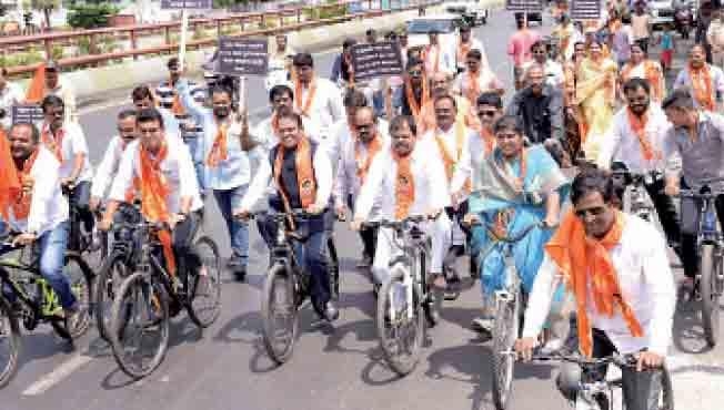 इंधन दरवाढीविरोधात शिवसेनेचा सायकल मोर्चा