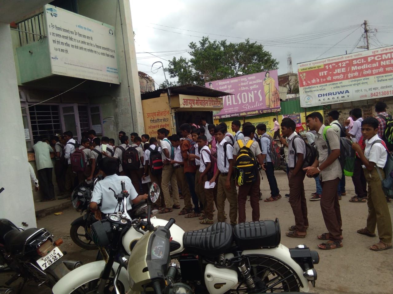 फलटण एस टी आगार कडून विद्यार्थ्याकडे दुर्लक्ष