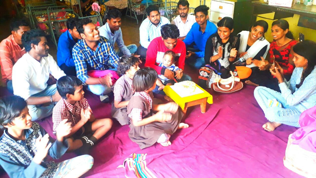 जागृत युवा मंचचा अनोखा उपक्रम अनाथाश्रमात साजरा केला वाढदिवस