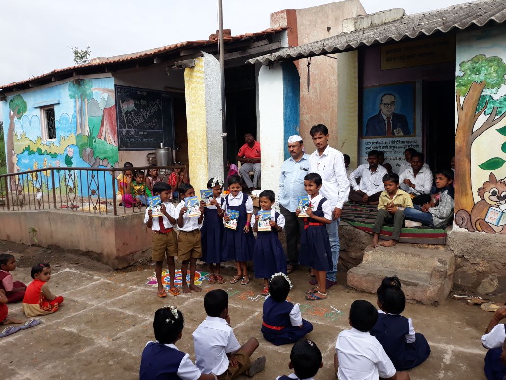 जिल्हा परिषद शाळा सरडे बंगला येथे स्वातंत्र्यदिना निमित्त मुलांना अंकलिपी पुस्तकाचे वाटप