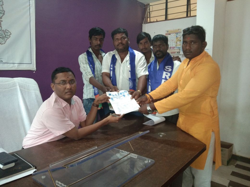 दिल्ली येथे काही समाज कंटकाने संविधान व बाबासाहेबांना अशब्द वाफरलेल्या बद्दल आष्टी तहसिलदार रामेश्वर गोरे यांना निवेदन देऊन तिव्र निषेध...