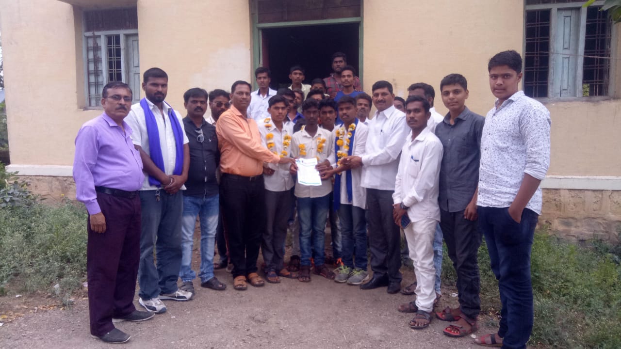 विद्यार्थ्यांनो अॅड प्रकाश आंबेडकरांच्या पाठीशी उभे रहा.  सम्यक विद्यार्थी आंदोलनाच्या विद्यार्थी परिषदेत मान्यवरांच्या सुर...