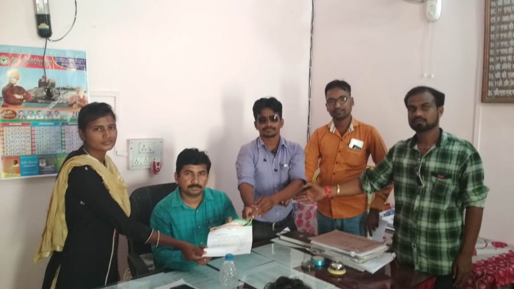 चिमूर तालुक्यातील प्रधानमंत्री घरकुल योजनेचा सर्व गावंना लाभ मिळावा या करिता विधानसभा युवक कांग्रेस अद्यक्षाचे संवर्ग विकास अधिकारी यांना निवेदनाद्वारे मागणी
