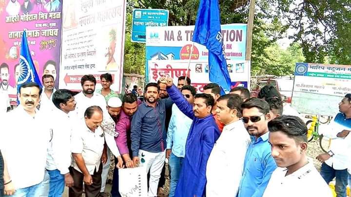 'EVM (मतदान यंत्र) हटवा, लोकशाही वाचवा.' धम्मराज ग्रुपचा नारा...