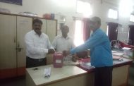 ग्रामीण रुग्णालयास सामाजीक कार्यकर्ते महेश मुळे यांनी दिली कफ सीरफ औषधाची भेट...