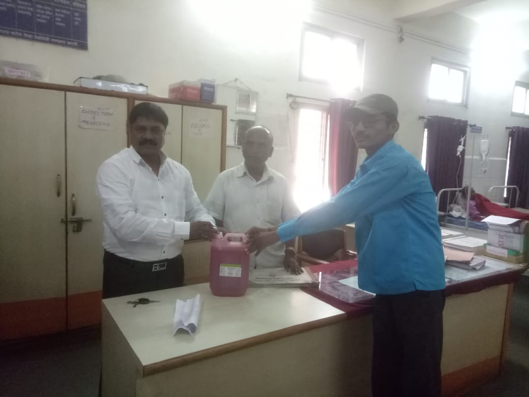 ग्रामीण रुग्णालयास सामाजीक कार्यकर्ते महेश मुळे यांनी दिली कफ सीरफ औषधाची भेट...