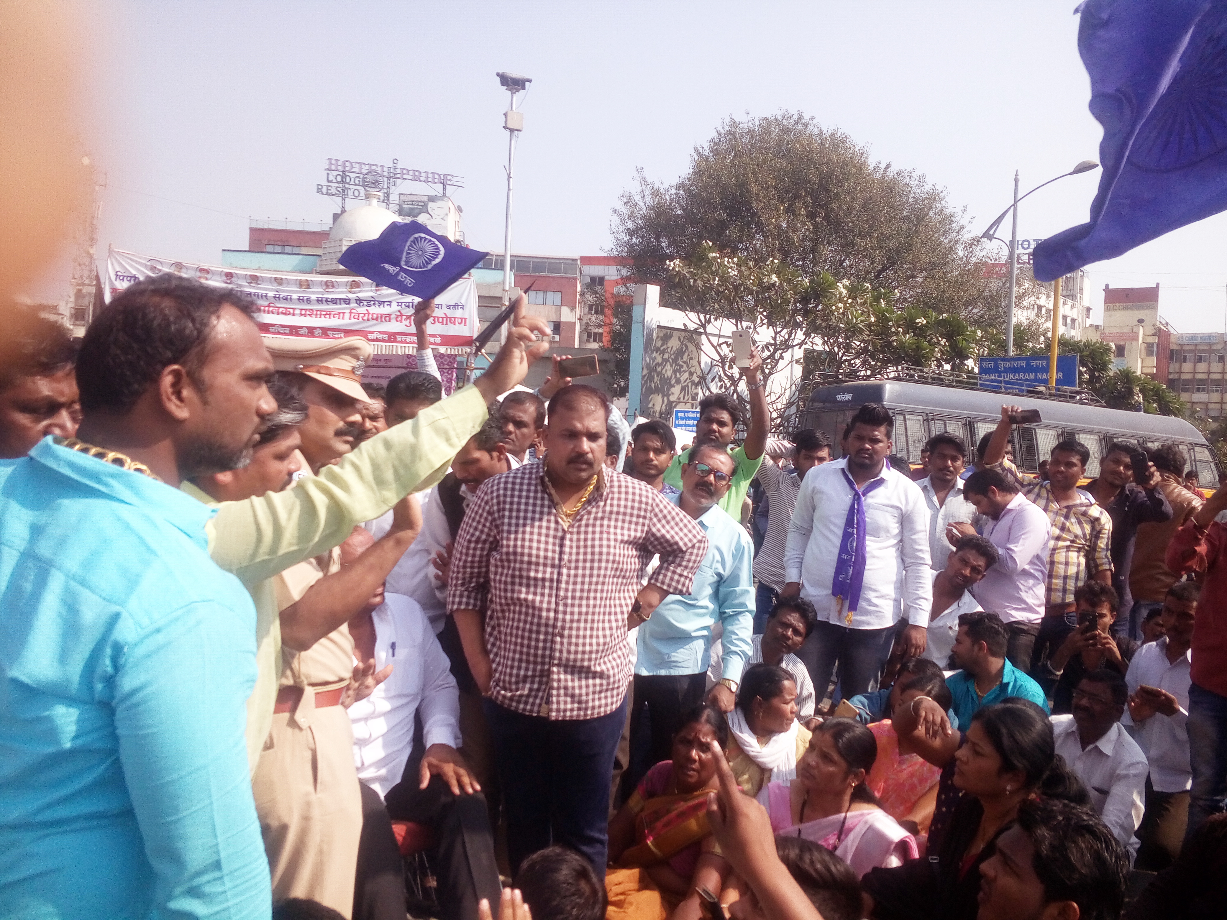 तोडफोडीच्या खोट्या गुन्ह्यात गोवल्या प्रकरणी पोलिसांवर अॅट्रोसिटी दाखल करण्याची मागणी