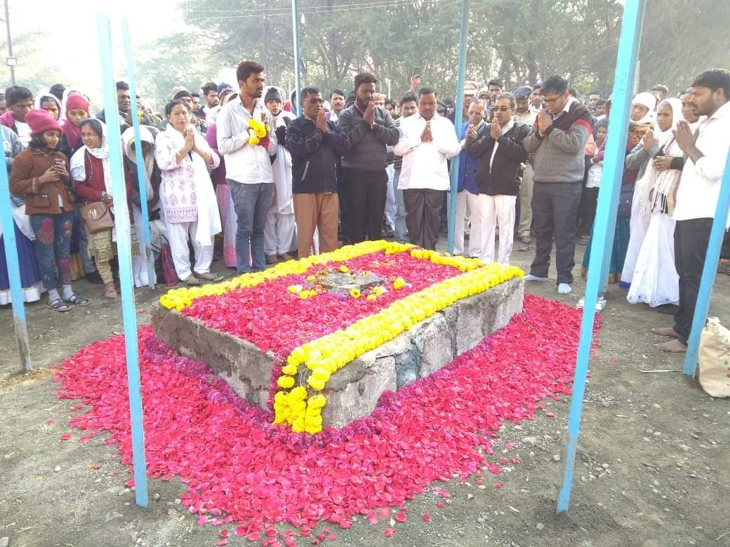 वढू येथील गोविंद गोपाळ यांचे समाधीस लाखो भिम अनुयायांचे अभिवादन