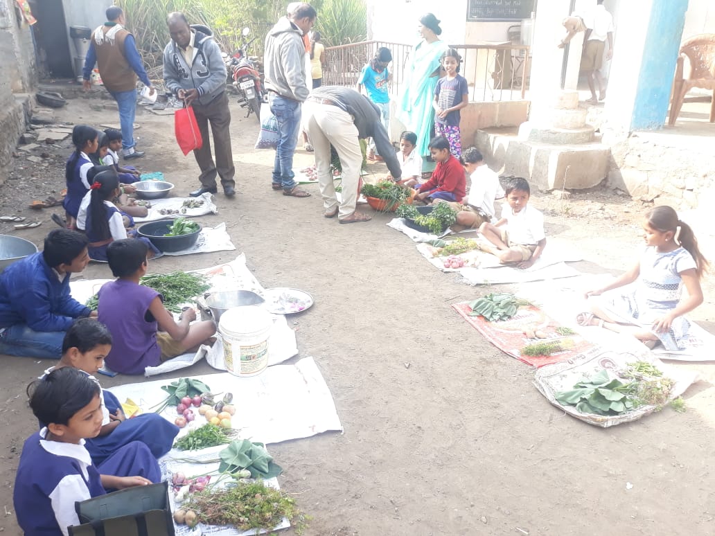 सरडे येथे जिल्हा परिषद प्राथमिक शाळेमध्ये बालबाजाराचे आयोजन - पालकांचा मोठ्या प्रमाणात प्रतिसाद