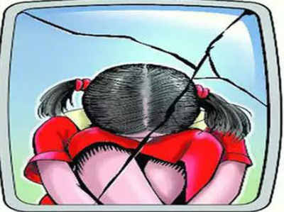 मरळीतील माध्यमिक   विद्यालयामध्ये अल्पवयीन  मतिमंद मुलीवर बलात्कार झाल्याची घटना समोर आल्याने एकच खळबळ