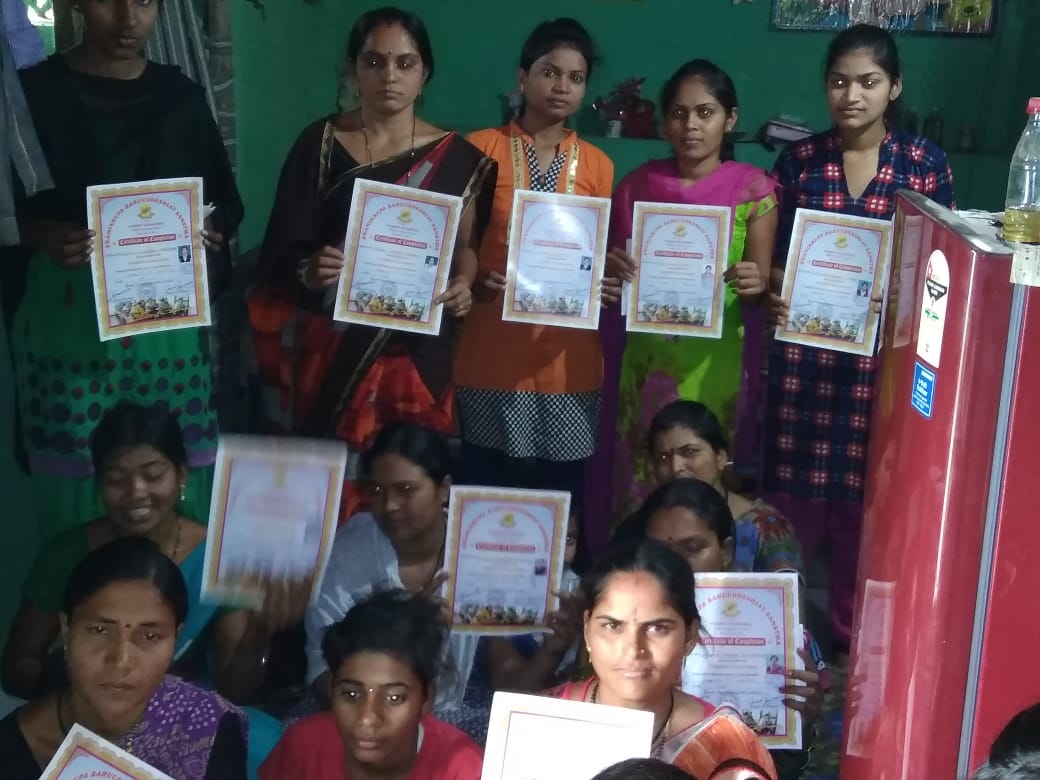 उसेगांव येथे शिलाई मशीनचे माहिलांना प्रमाणपत्र वाटप