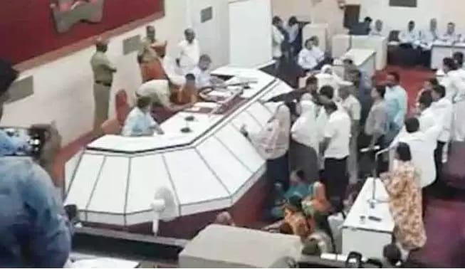 औरंगाबाद मनपात गोंधळ, एमआयएमचे ५ नगरसेवक दिवसभरासाठी निलंबित