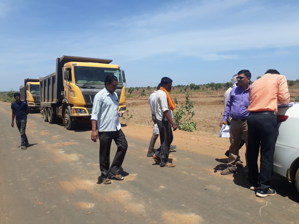 अवैद्य मुरुम वाहतूक करणाऱ्या वाहनांवर नायब तहसिलदारांची कारवाई, ४ लाख ५४हजाराचा दंड