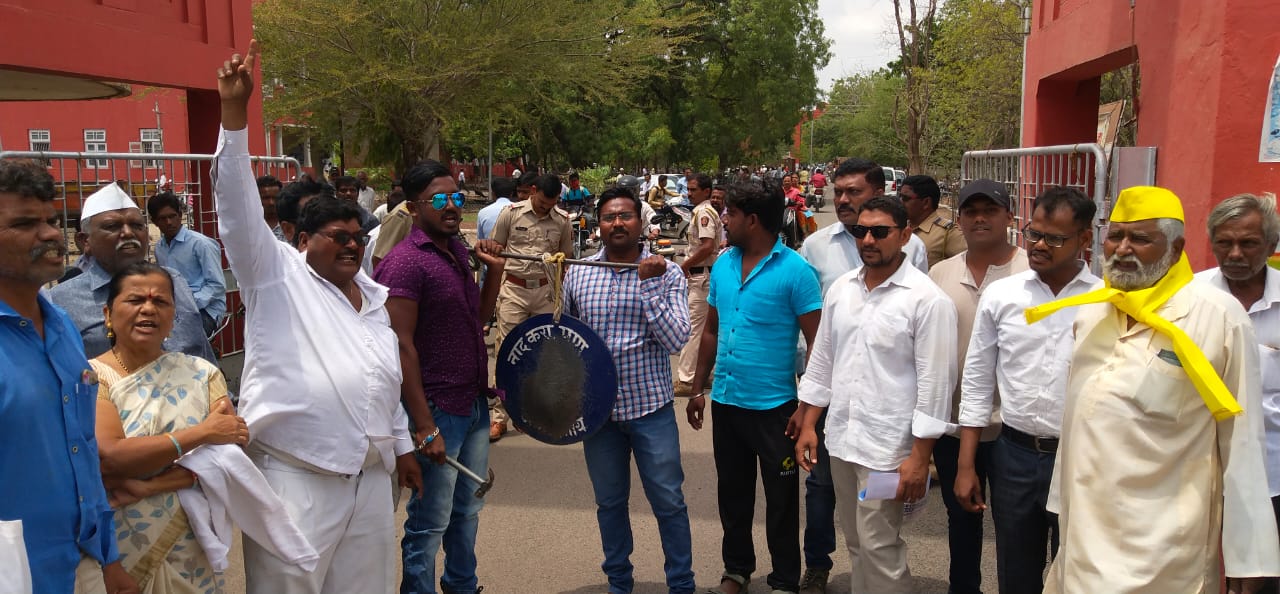 फलटण मध्ये ई. व्ही. एम. हटावो,देश बचाओचा नारा...
