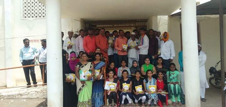 राज साहेब ठाकरे यांच्या वाढदिवसा निम्मित आष्टीत  शेतकर्यांना बियाणे वाटप