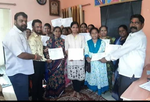 पि.चि.मनपा नगरवस्ती विकास योजने अंतर्गत महिलाना  प्रमाणपत्र वाटप..