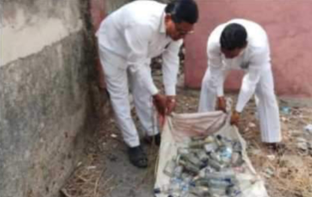 मुलींच्या शाळेच्या आवारात दारूच्या बाटल्या व कंडोमचा कचरा आढळल्याने संताप ..