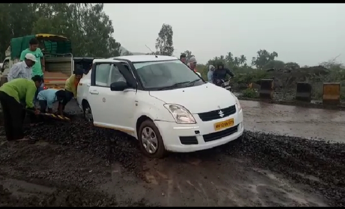 पर्यटकांना कोयनेला पोहचण्यासाठी खराब रस्त्यामुळे करावी लागणार जीवघेणी कसरत