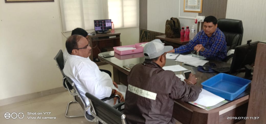 वीज बंद समस्या संदर्भात नगरसेवक संजय वाबळे यांनी घेतली कार्यकारी अभियंत्याची भेट