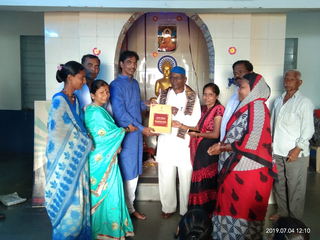 प्रा.बि.बि.शिंदे यांचा आर. पी. आय.(A) वाहतूक आघाडीचे प्रदेशाध्यक्ष अजीज शेख यांच्या हस्ते सत्कार