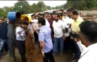 नितेश राणेच्या  कार्यकर्त्यांनी अधिकाऱ्यावर ओतल्या चिखलाच्या बादल्या