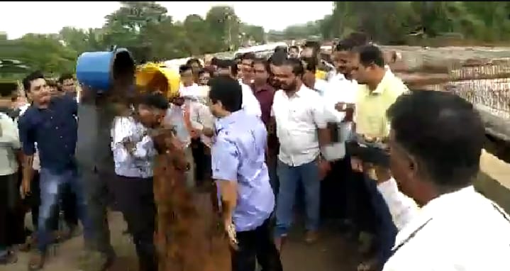 नितेश राणेच्या  कार्यकर्त्यांनी अधिकाऱ्यावर ओतल्या चिखलाच्या बादल्या
