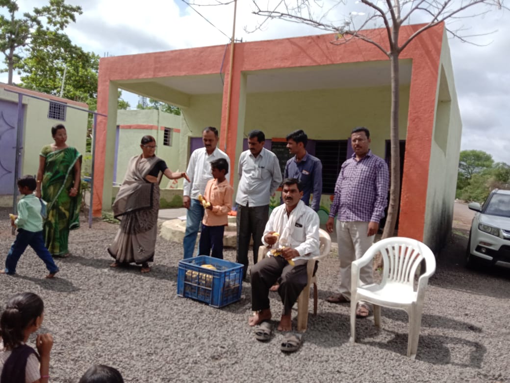 आषाढी कार्तिकी एकदशी निमित्त खिळद येथे फराळ व केळी वाटप