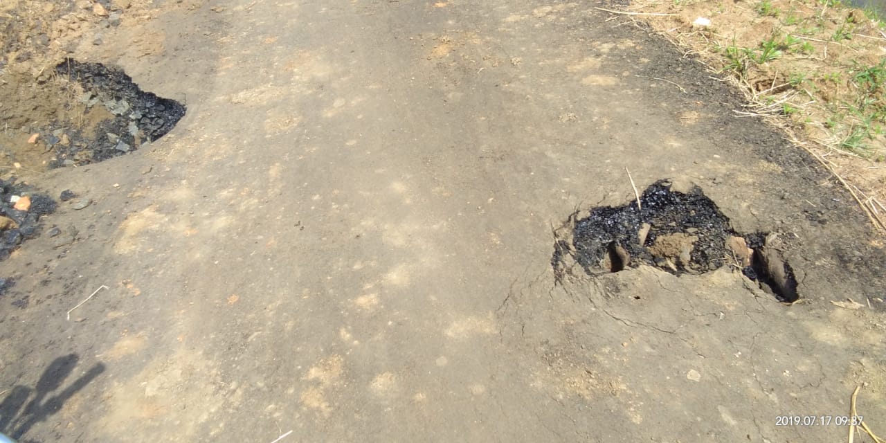 बांधकाम विभागाचे पितळ उघडे अवद्या एका महिन्यात येनोली (माल)पांदन ते गोविंदपूर डांबरीकरण रस्त्याला पडले खड्डे