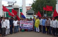 बांधकाम मजुरांच्या प्रश्नावर कष्टकरी कामगार पंचायतचा पालिकेवर धडकला मोर्चा