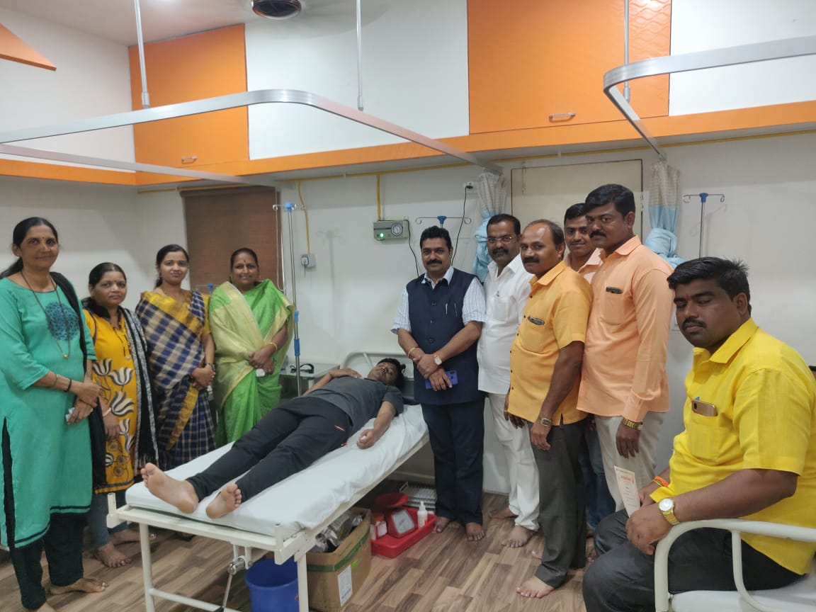 शिवसेना पक्षप्रमुखांच्या वाढदिवसा निमित्त काळेवाडी, रहाटणी येथे मोफत आरोग्य तपासणीसह रक्तदान शिबिर संपन्न...