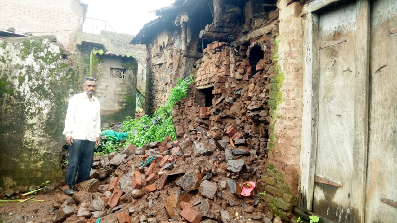 गरिबीने गाडले परिस्थितीने नाडले,पावसाच्या माऱ्याने एकच घर दोनदा पाडले