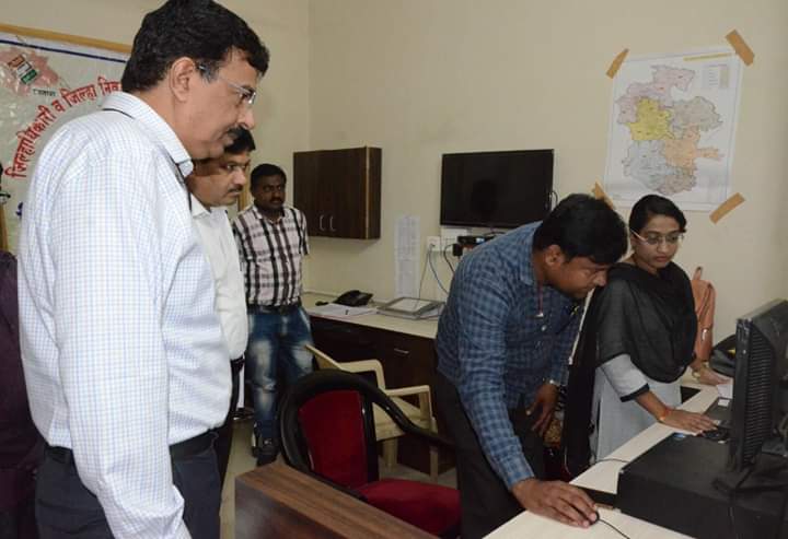 विधानसभा निवडणूक खर्च निरीक्षक विक्रम कौशिक यांच्याकडून विविध निवडणूक कक्षांची पाहणी