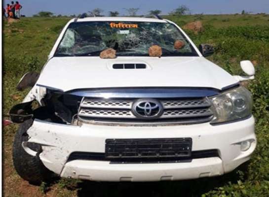 जलसंधारण मंत्र्यांच्या भरधाव गाडीने तरुणाला चिरडले