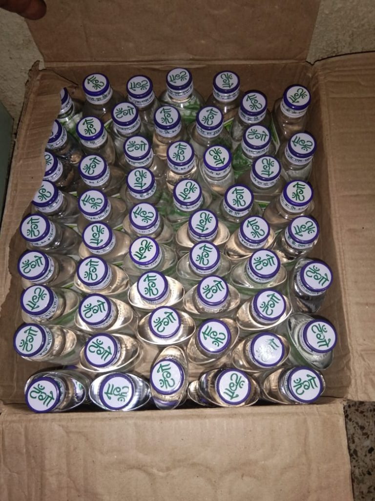 वाल्हे पुरंदर येथील लक्ष्मी ढाब्यावर रोख रकमेसह १०६ दारूच्या बाटल्या ३५ लिटर गावठी दारू सह ६५६ रुपये किमतीचा अवैद्य दारू साठा जप्त