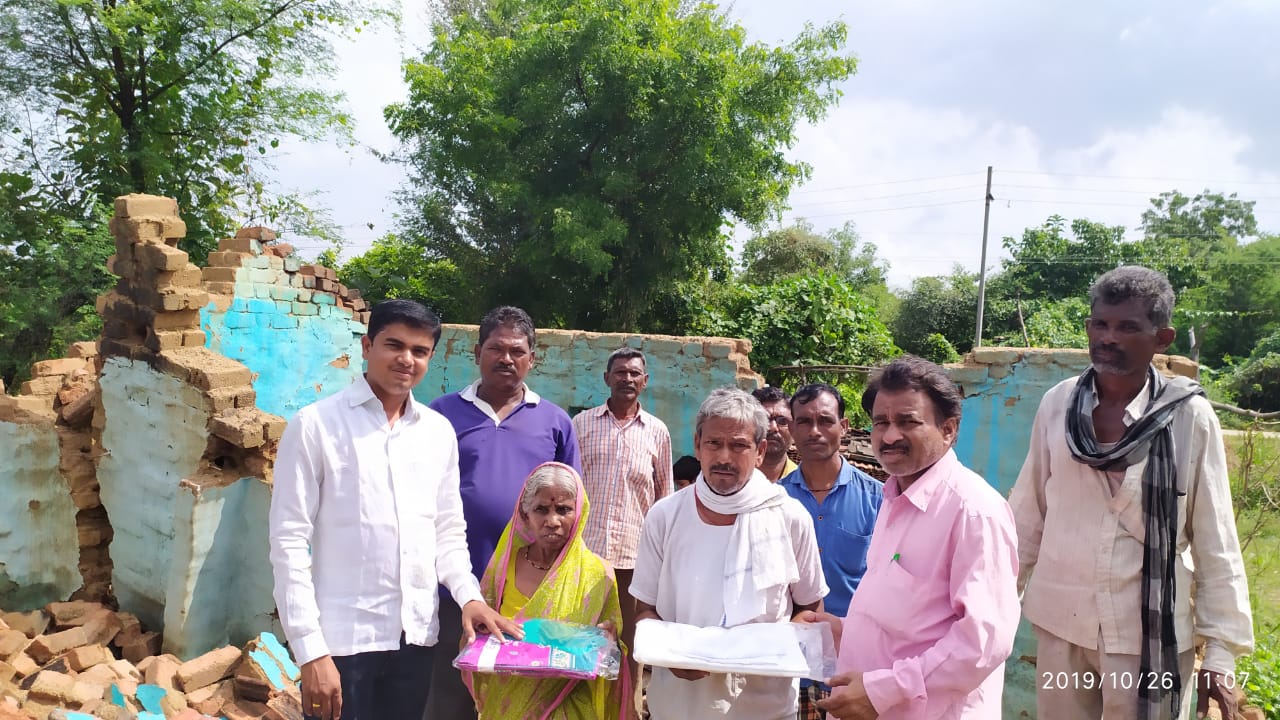 फटाके फोडण्या ऐवजी कपडे देऊन साजरी केली प्रदुषण मुक्त दिपावली