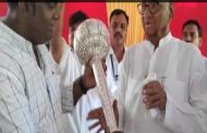 शरद पवारांना मुंबई युवक काँग्रेसकडून दोन किलो चांदीची गदा भेट ...