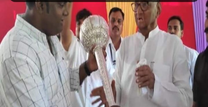 शरद पवारांना मुंबई युवक काँग्रेसकडून दोन किलो चांदीची गदा भेट ...