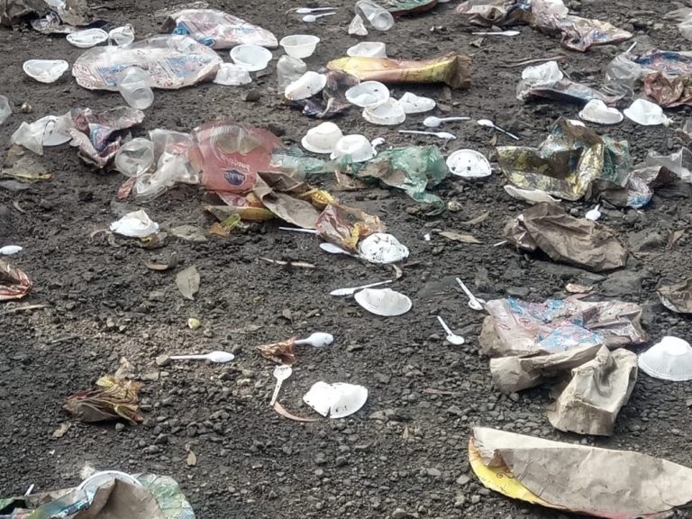 प्लास्टिक बंदी असताना होतेय खुली आम विक्री…