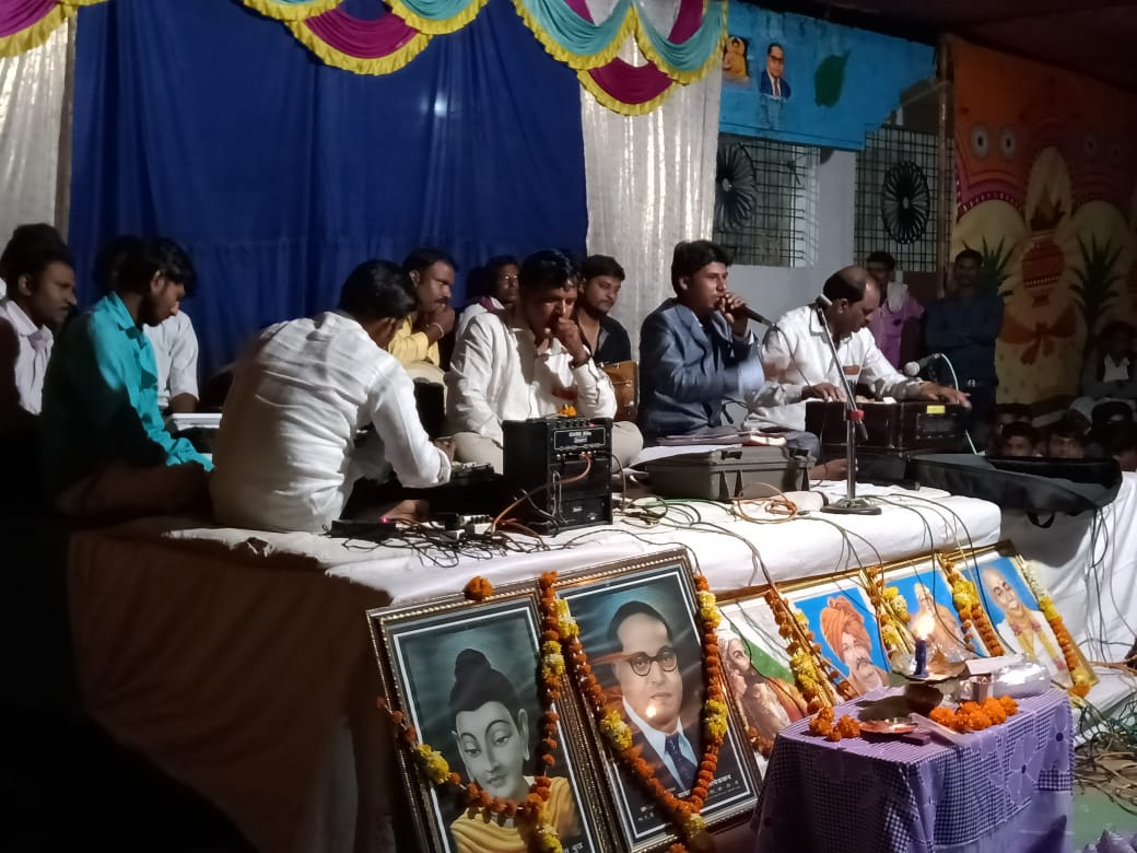 ६३ व्या धम्मचक्र परिवर्तन दिना निमित्त  प्रसिध्द गायक, प्रबोधनकार संविधान किर्ती यांचा समाज प्रबोधनात्मक कार्यक्रम संपन्न…