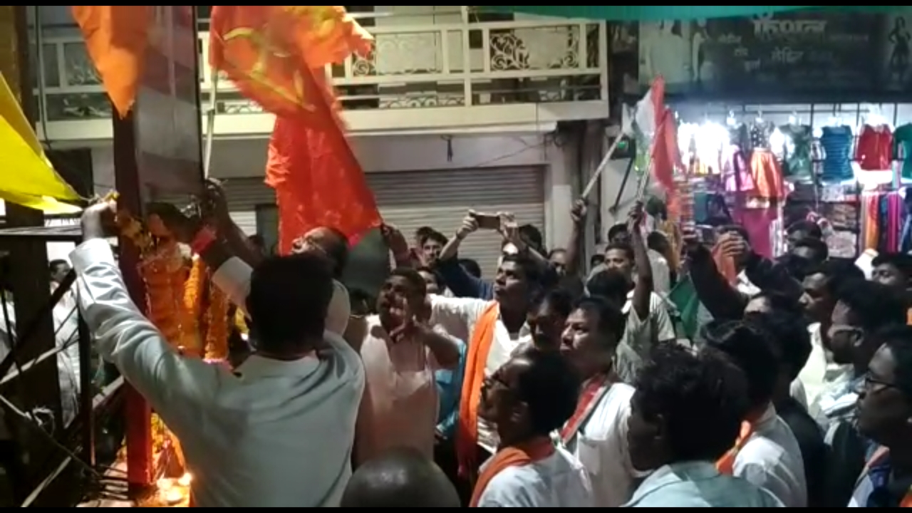 शिवसेना,कांग्रेस, राष्ट्रवादी मनसेचा चिमूरात जल्लोष..