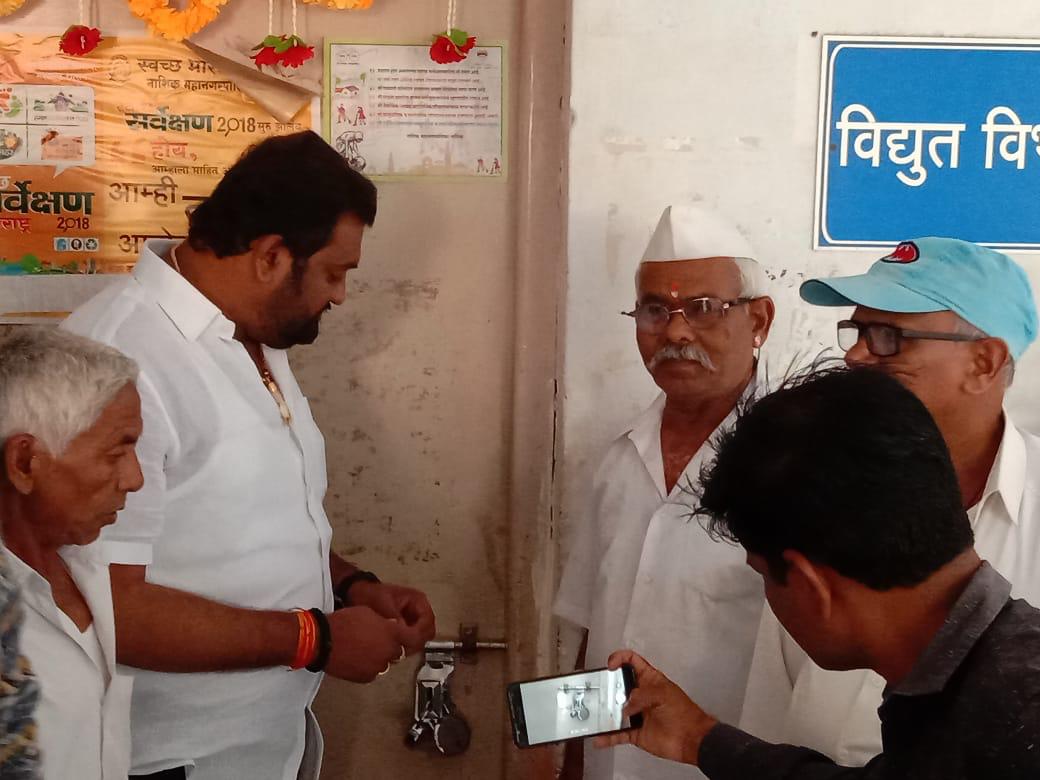 सिडको विभागातील विद्युत कार्यालयास भाजप नगरसेवकानेच ठोकले टाळे