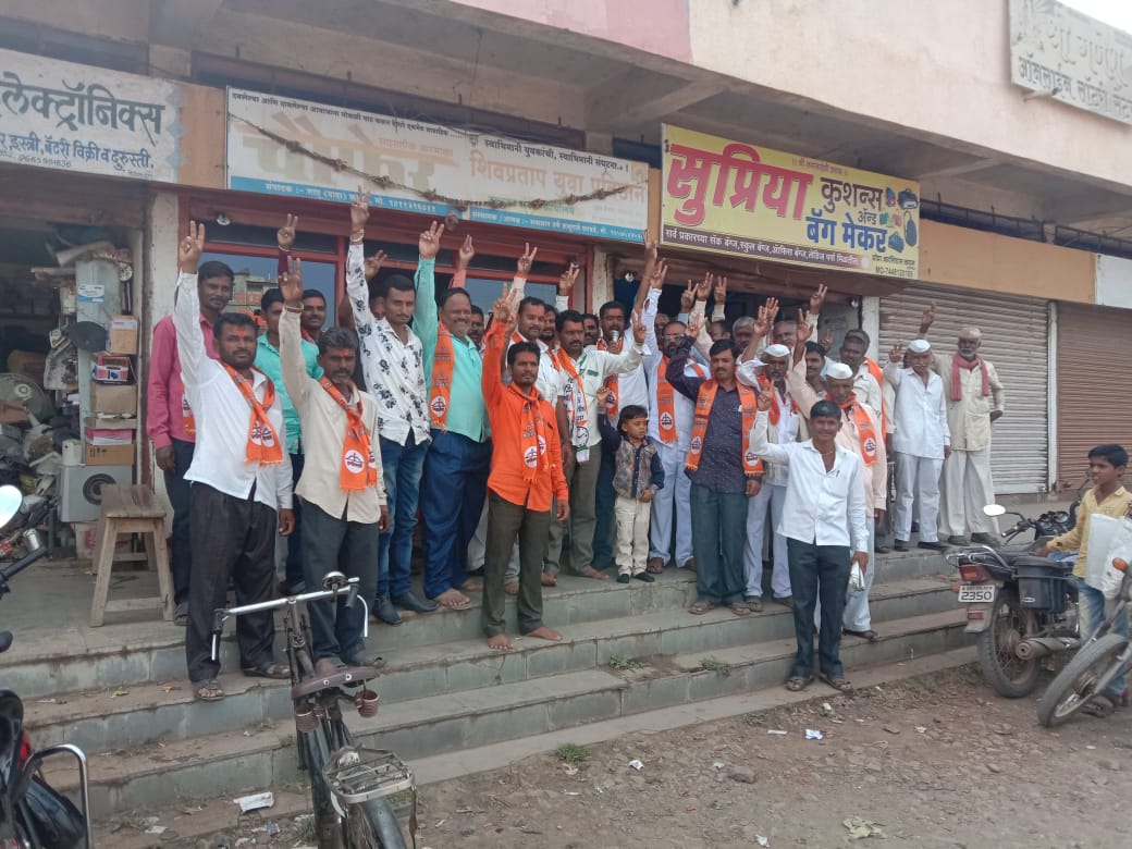 उद्धवजी ठाकरे मुख्यमंत्री झाल्याबद्ल करमाळ्यात महाशिव आघाडीच्या कार्यकर्त्यांचा जल्लोष; शिवसेनेतर्फे रुग्णाना बिस्किटव फळ वाटप