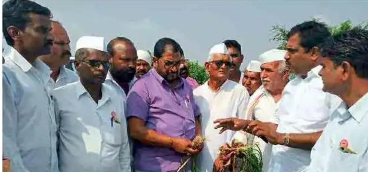 राजू शेट्टी शेतकऱ्यांच्या मदतीला; अनकाईला पिक नुकसानीची पाहणी