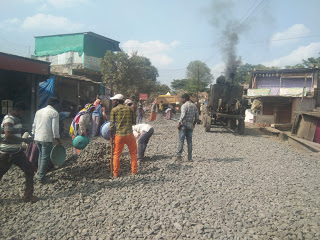 वडुथ ते आरळे रस्त्याचे काम सुरू असल्याने वाहतुक कोंडी