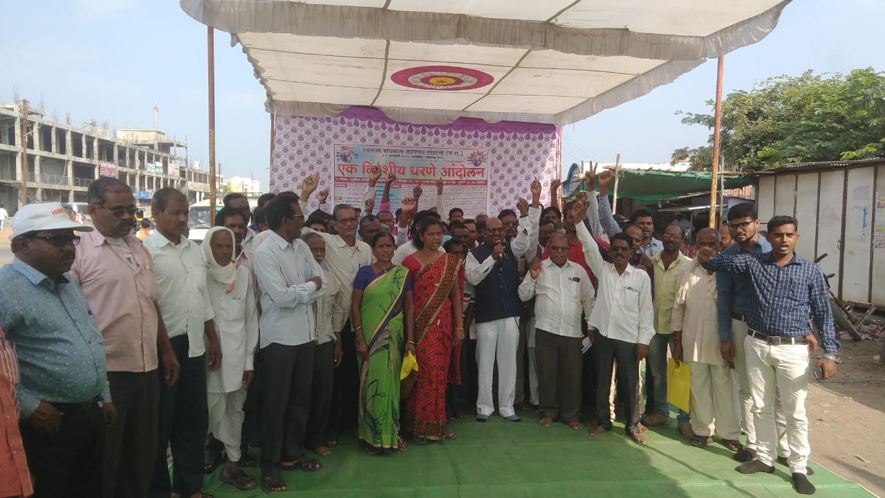 न्याय हक्कासाठी कामगार रस्त्यावर एक दिवसीय धरणे आंदोलन; मुख्यमंत्र्यांना निवेदन