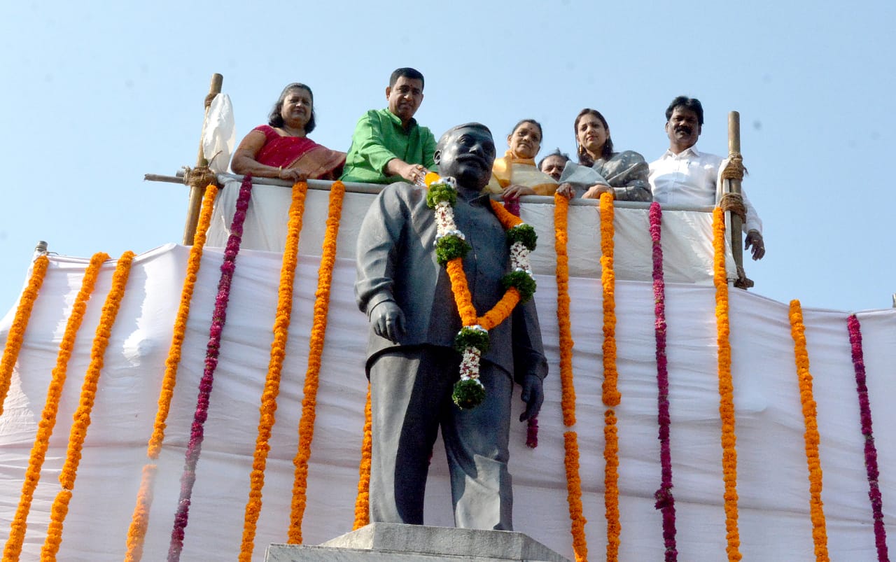 माजी महापौर दिवंगत मधुकर पवळे यांच्या स्मृती दिनानिमित्त महापौर उषा ऊर्फ माई ढोरे यांनी केले अभिवादन.