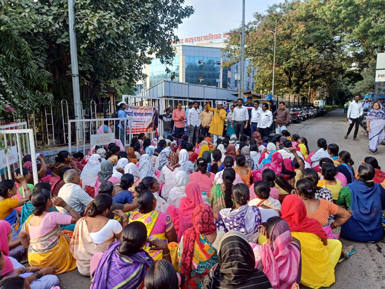 साफसफाई कंत्राटी कामगार महिलांचा पिंपरी चिंचवड महानगरपालिका मोर्चा