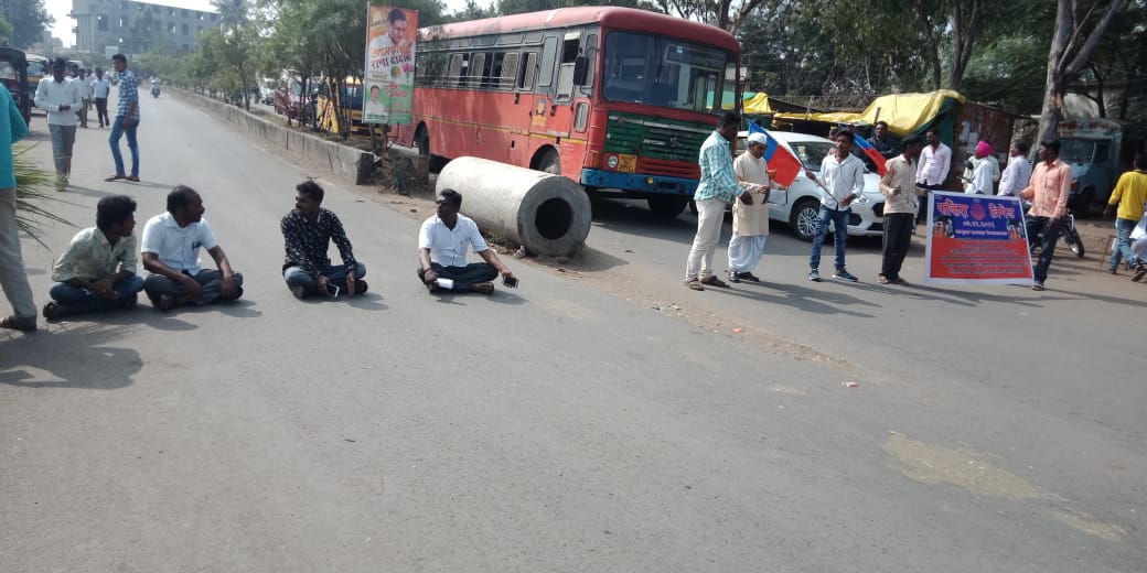 पिडित मुलीला न्याय देवुन आरोपींना फाशीची शिक्षा द्यावी, या मागणीसाठी फकिरा ब्रिगेड यांच्यावतीने रास्ता रोको आंदोलन…